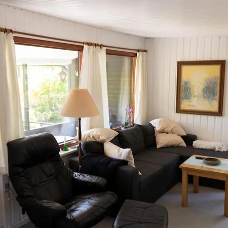 Cozy Summerhouse 100 M From The Дом отдыха